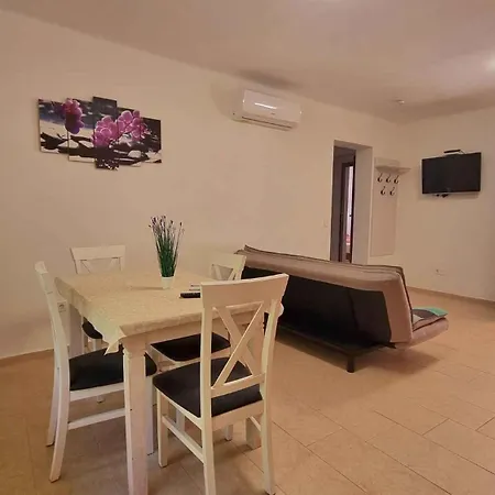 In 40765 דירה בלטונללה